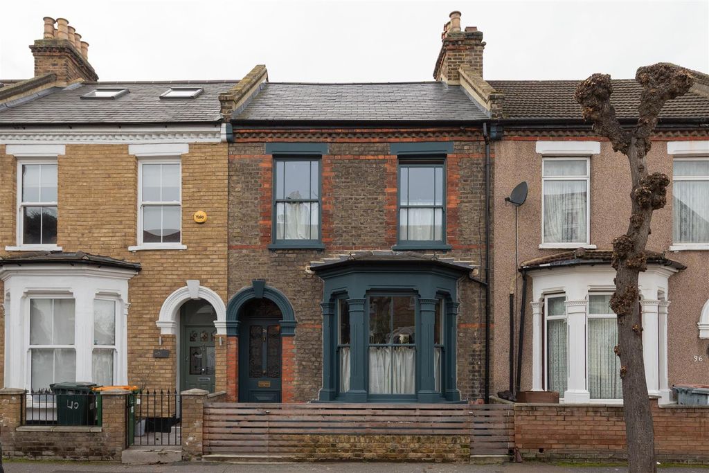 Property photo 1 of 48 Warwick Road, E15