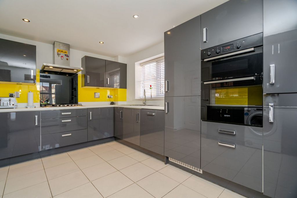 Property photo 3 of 21