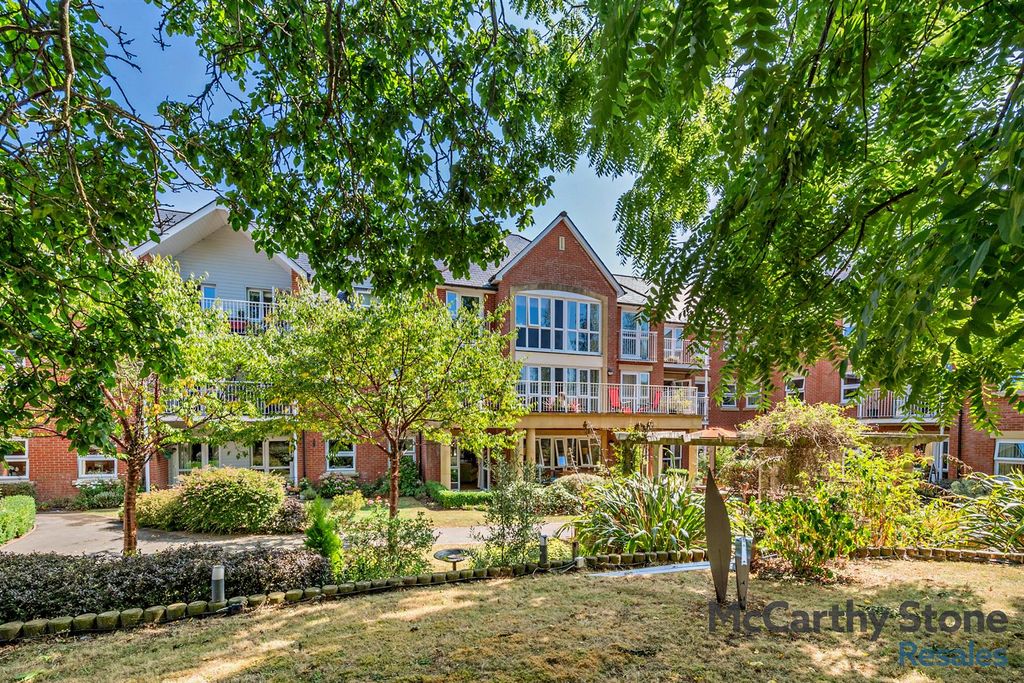 Property photo 1 of 19 Communal Gardens