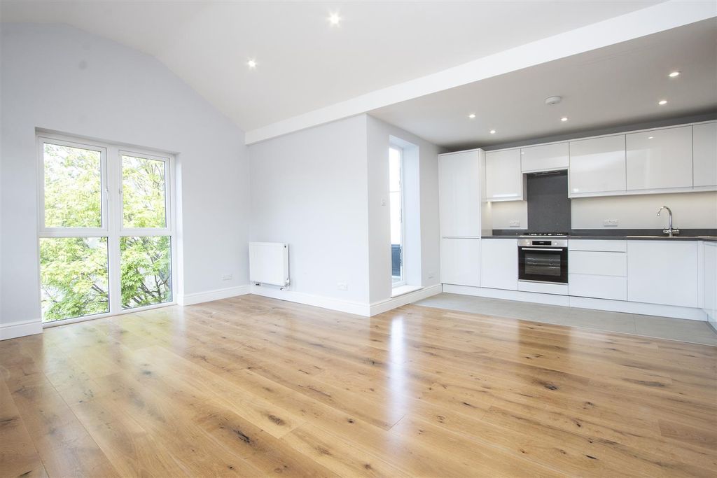 Property photo 1 of 9 Flat 7, 106-108 Tooting High Street, London Recept