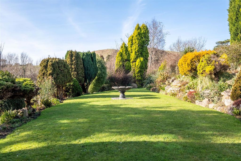 Property photo 3 of 18 Beautiful Mature Gardens