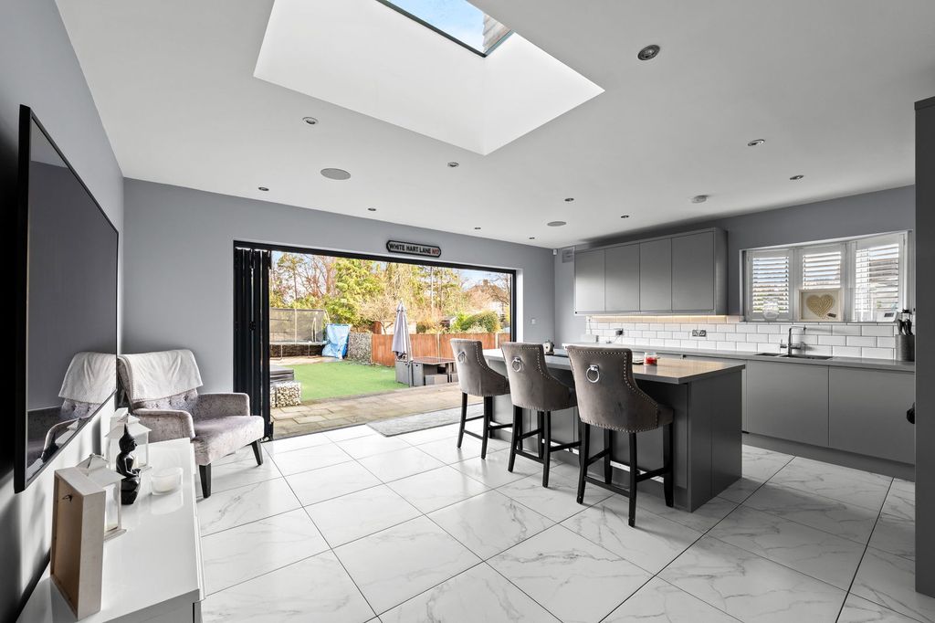 Property photo 2 of 28