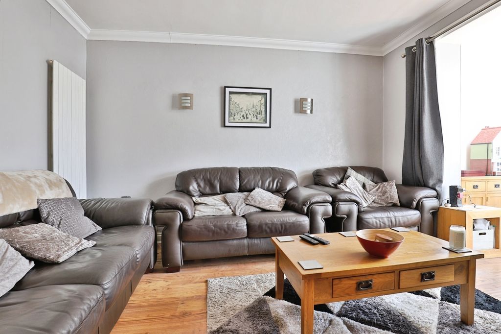 Property photo 3 of 17 Living Room
