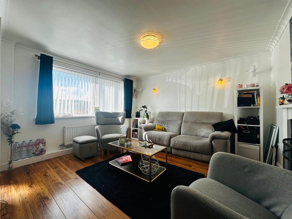 Property photo 3 of 13 Lounge
