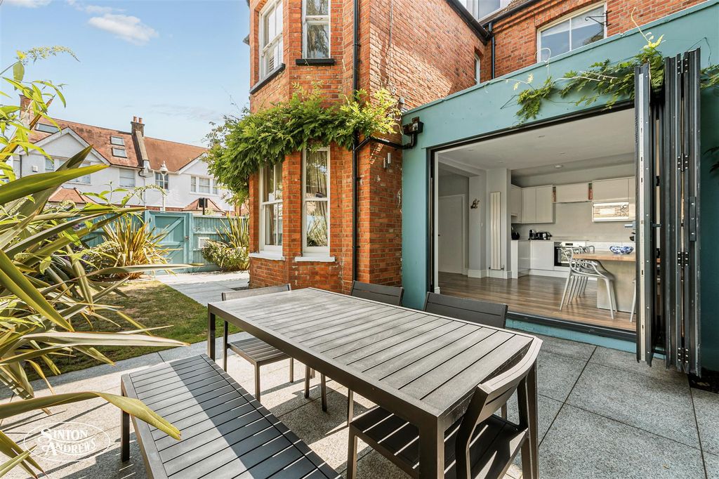 Property photo 2 of 14 Fat 1, 2 Lyncroft Gardens-10.Jpg