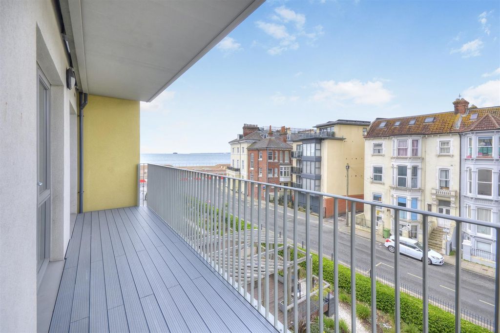 Property photo 1 of 8 26Tudorrosecourtsouthseaphoto17.Jpg