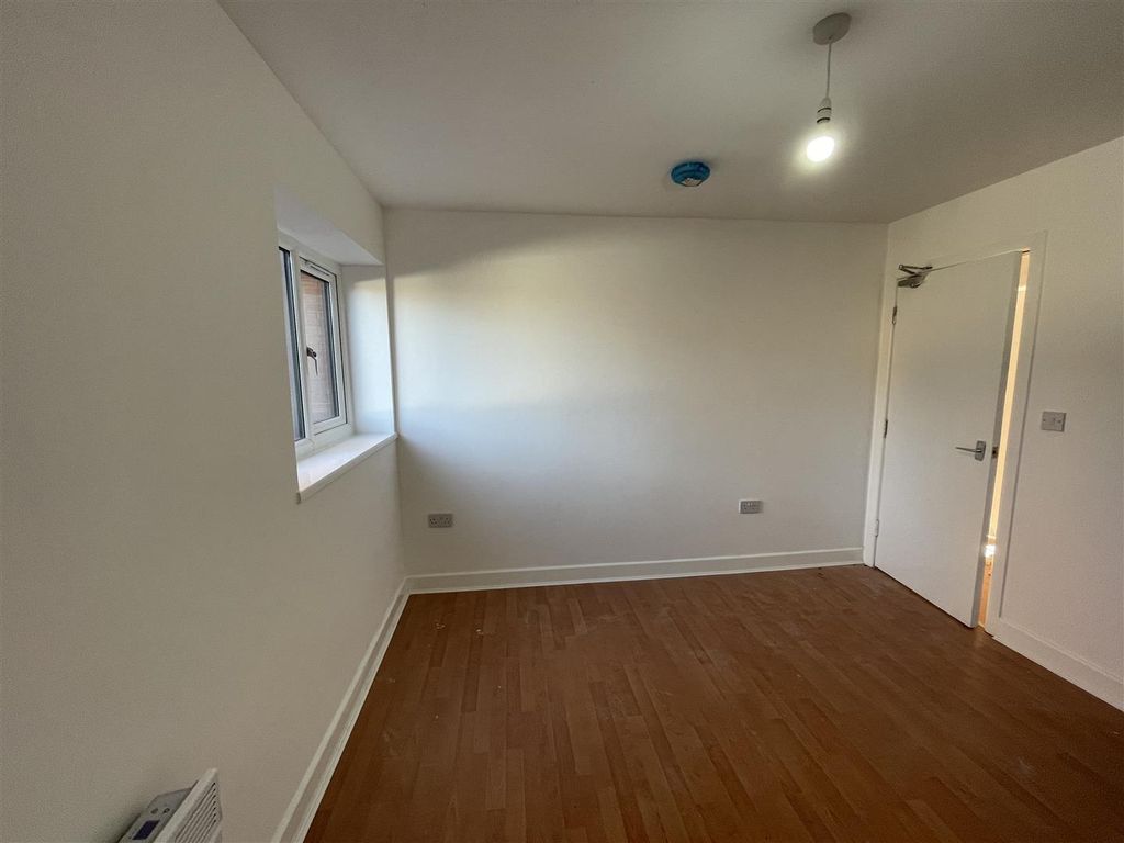 Property photo 3 of 15 697269Fc-417E-40B0-96C3-9Ef3D00F83EE.Jpeg