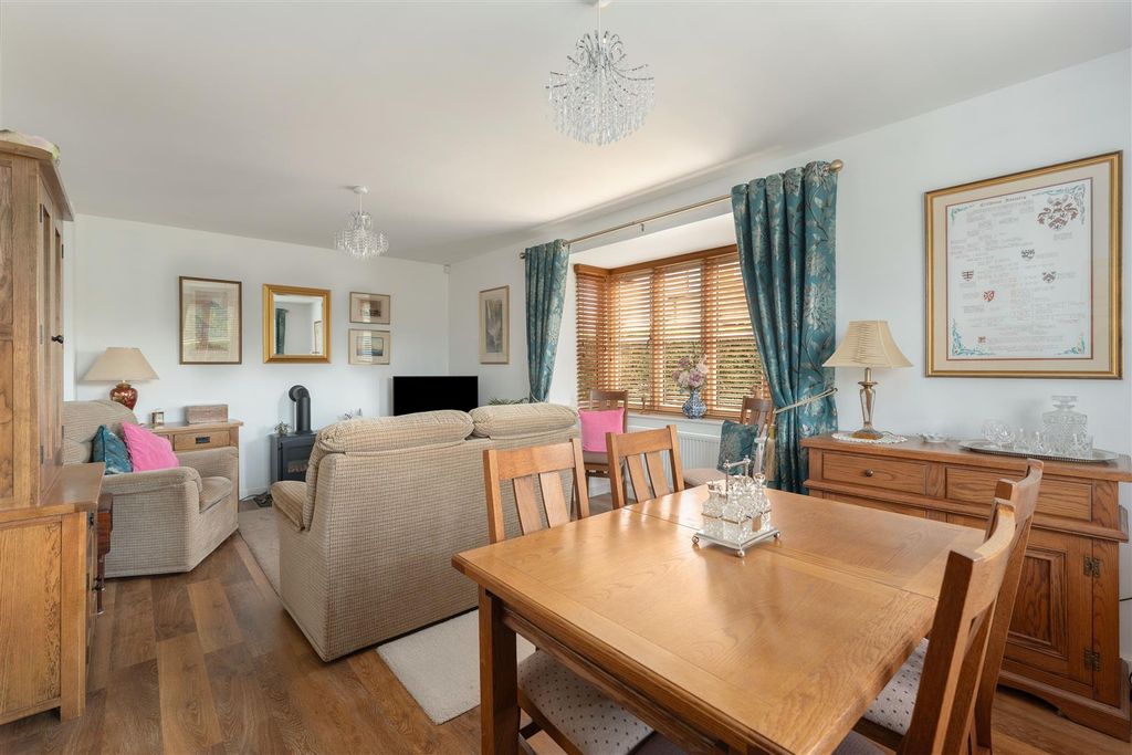 Property photo 3 of 17 62 George Parish Road, Banbury-9.Jpg