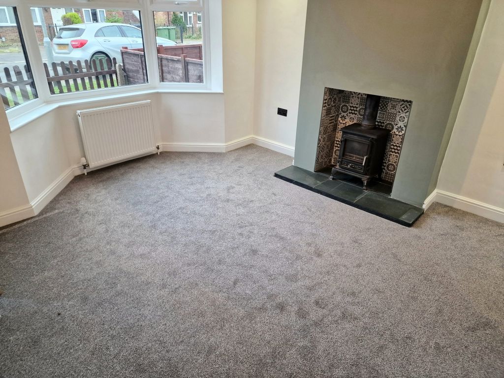 Property photo 3 of 13 Livingroom