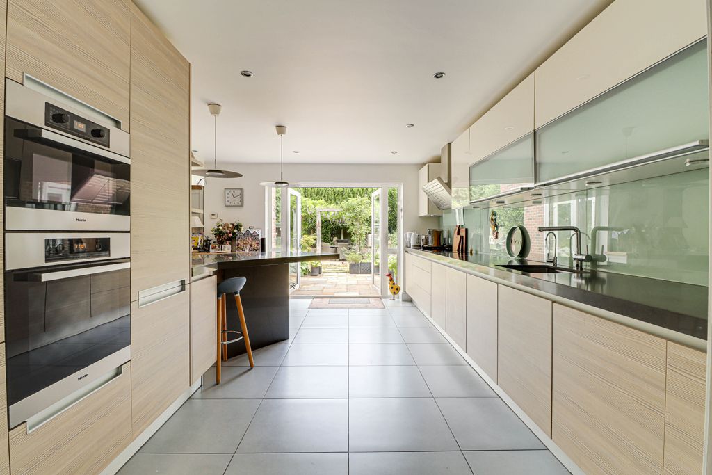 Property photo 3 of 23 Kitchen