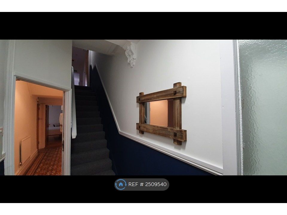 Property photo 3 of 11 Hallway (1)