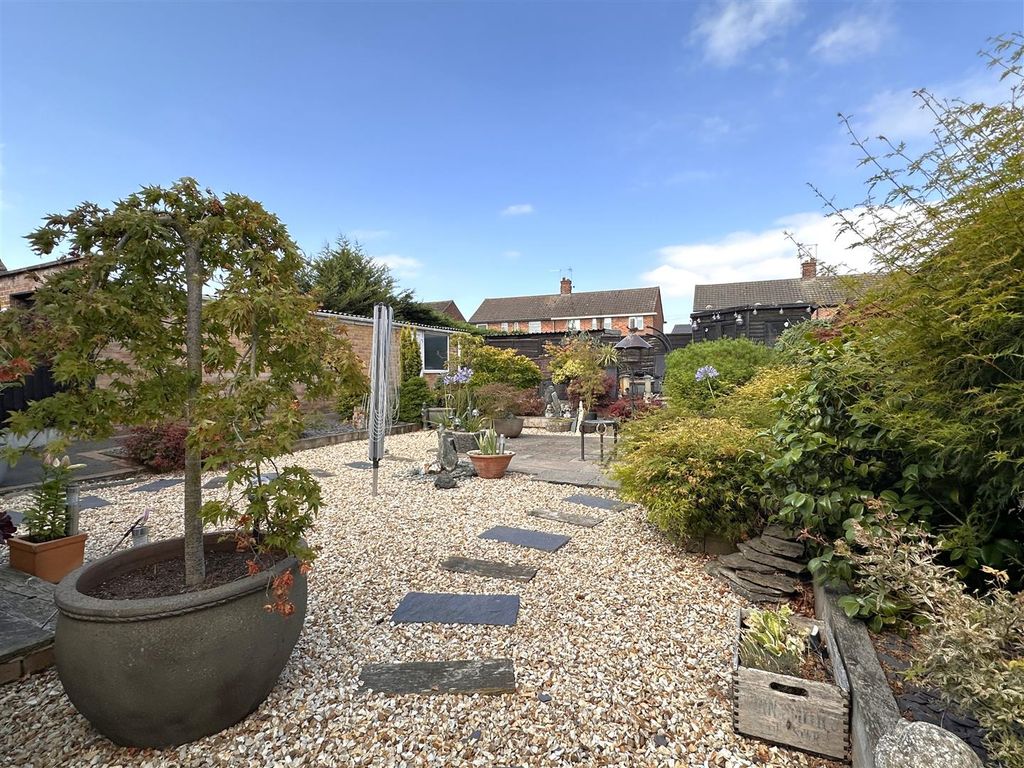 Property photo 3 of 21 Beautifully Landscaped Garden 480