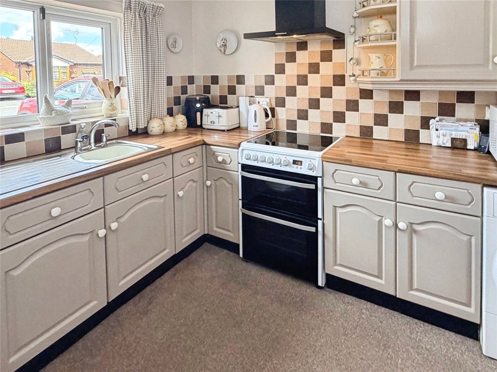 Property photo 2 of 12 Kitchen