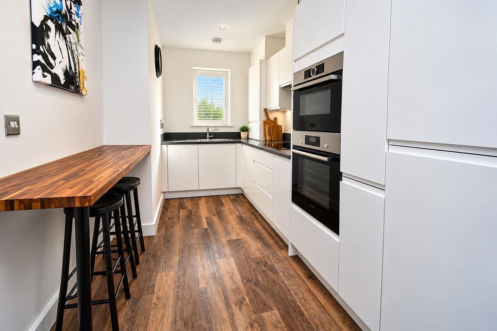 Property photo 3 of 14 Modern Fitted Kitchen