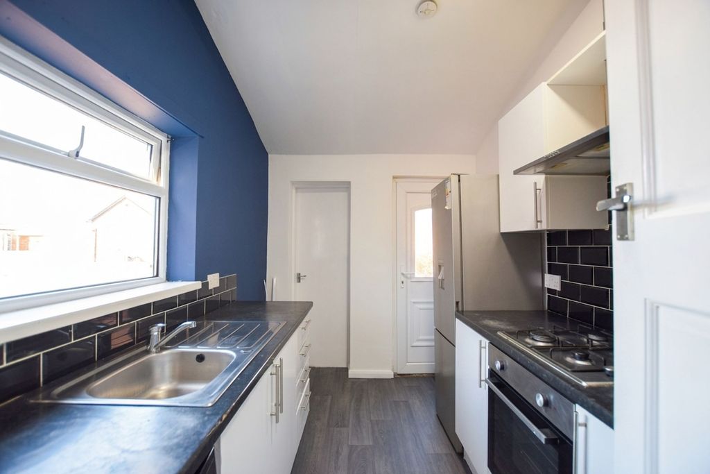 Property photo 2 of 8 Kitchen