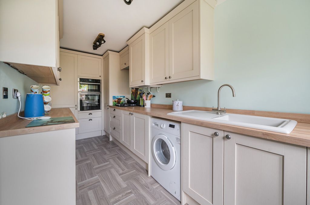 Property photo 3 of 11 1376388-4-690B78c...