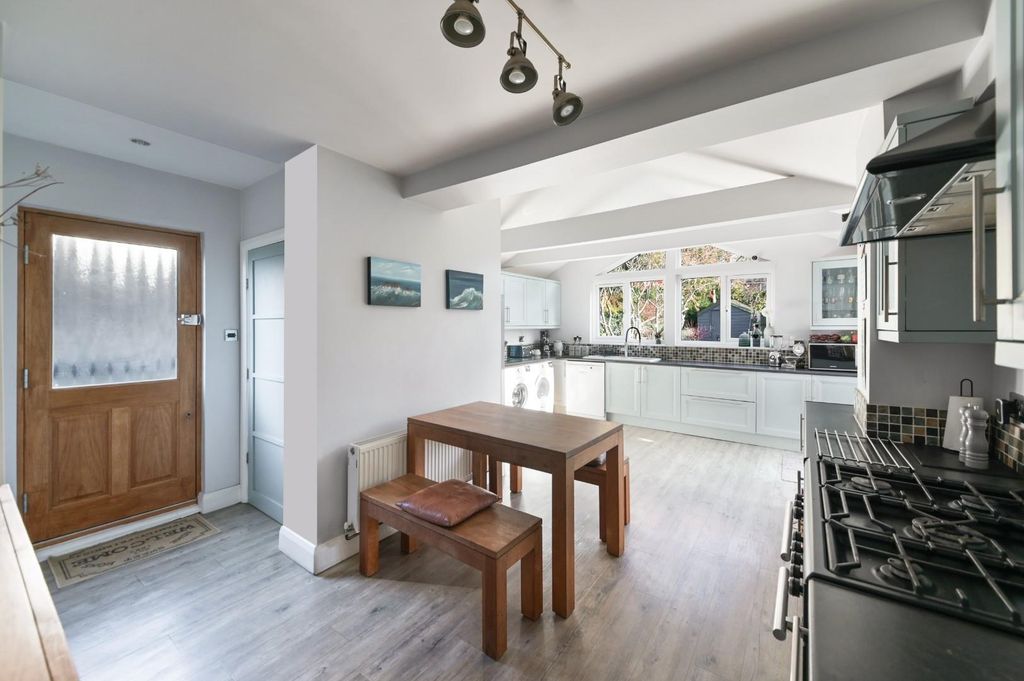 Property photo 2 of 14 Commonfield Road (11).Jpg