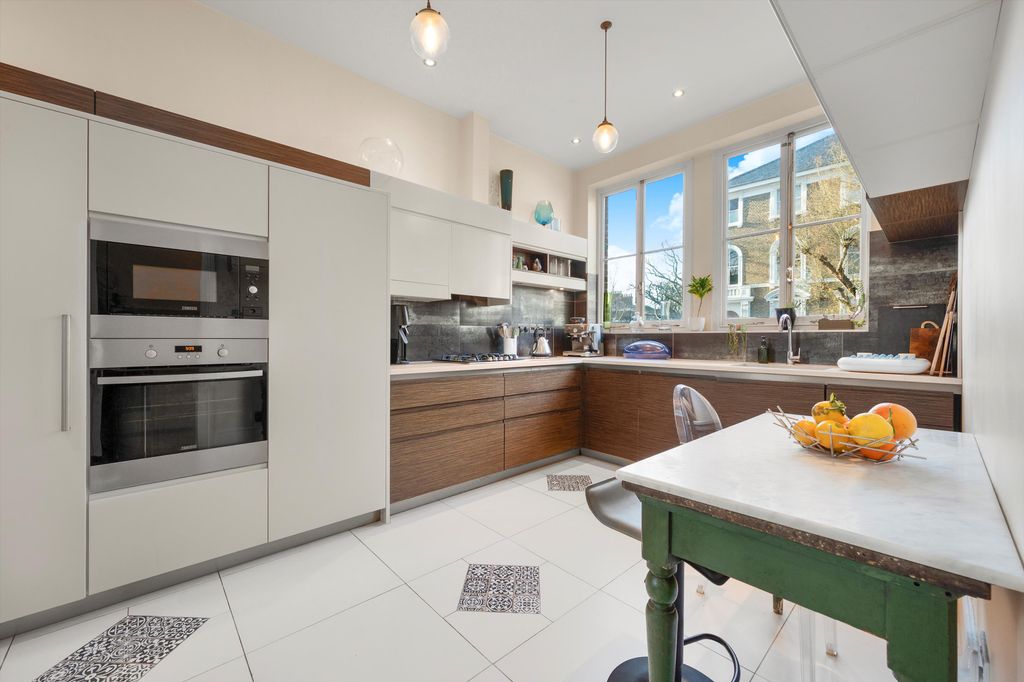 Property photo 2 of 18 Image