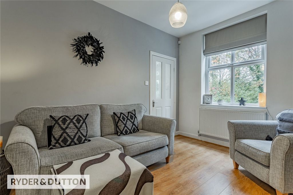 Property photo 3 of 16 Lounge