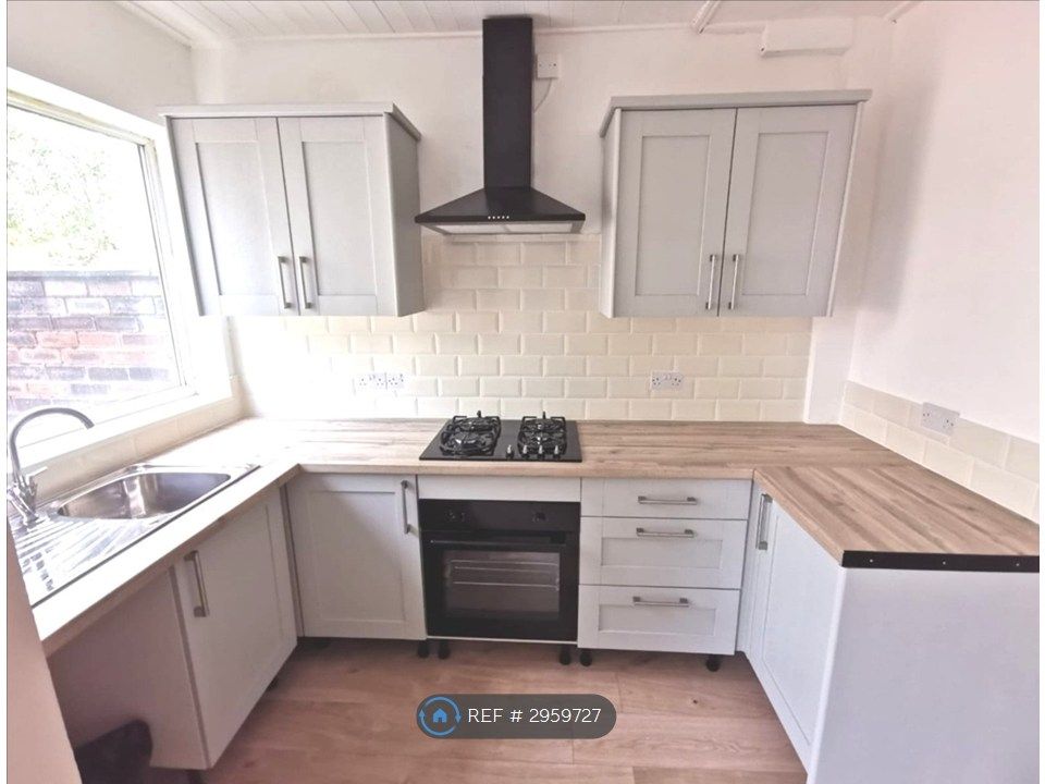 Property photo 2 of 10 Kitchen