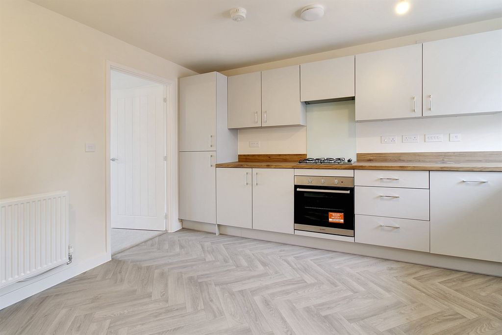 Property photo 3 of 11 Kitchen