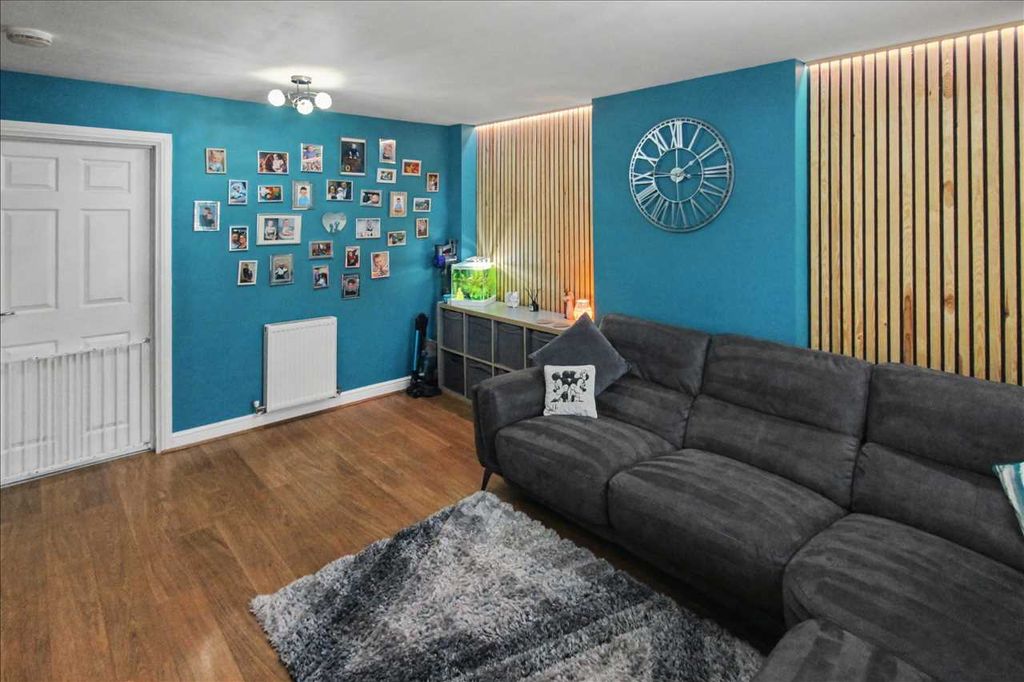 Property photo 3 of 27 Lounge