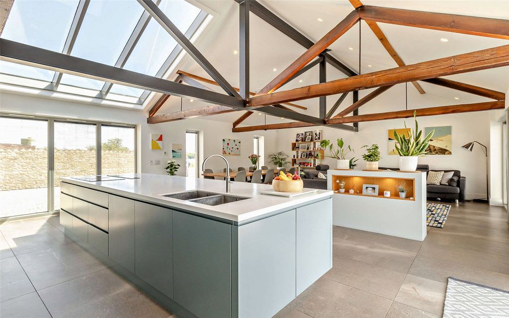 Property photo 3 of 21 Kitchen