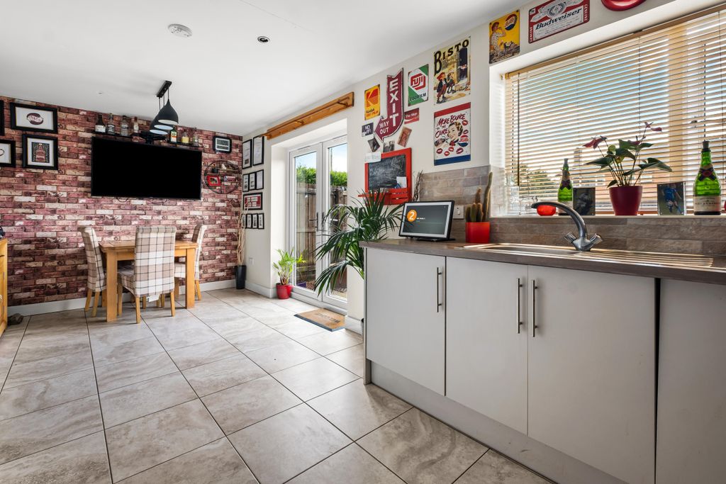 Property photo 3 of 19 Dscf0011-2