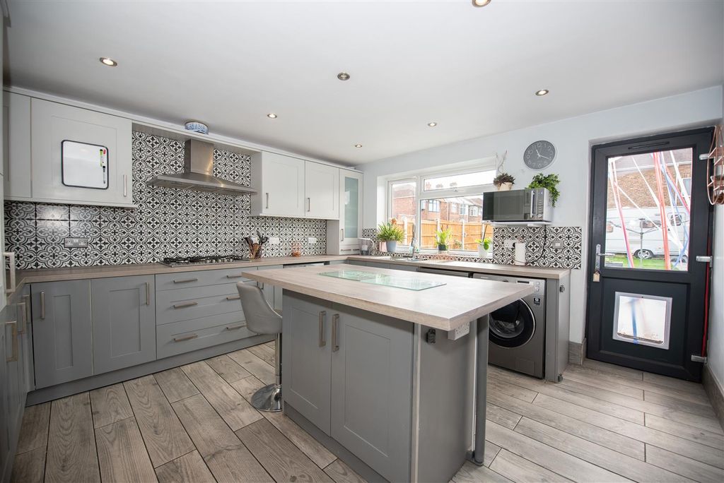 Property photo 3 of 16 Breakfast Kitchen