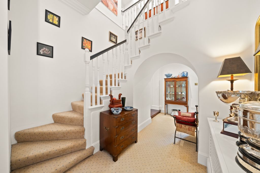 Property photo 2 of 25