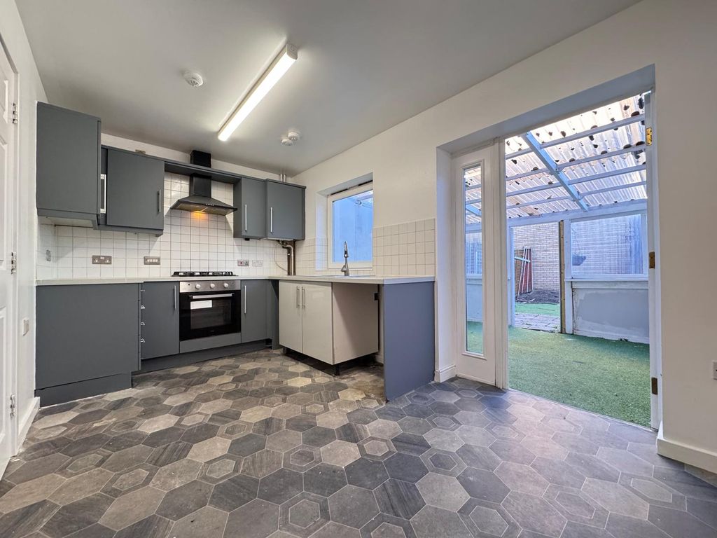 Property photo 3 of 27