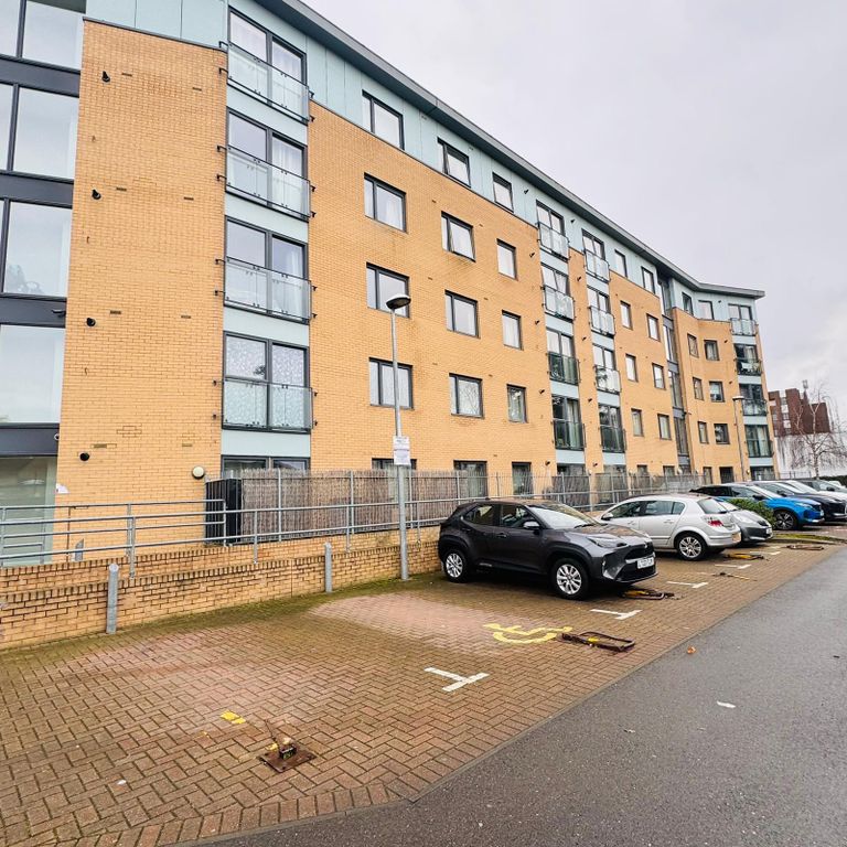 Property photo 1 of 10 Charming 2-Bedroom Flat For Rent On Bath Road