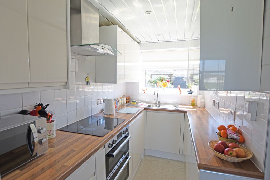Property photo 3 of 14 Kitchen