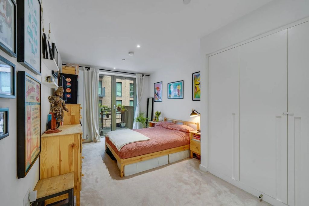 Property photo 3 of 10 Master Bedroom
