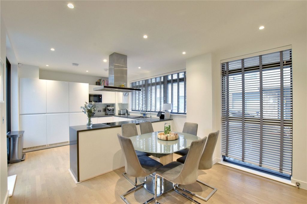 Property photo 2 of 33 Picture No. 21