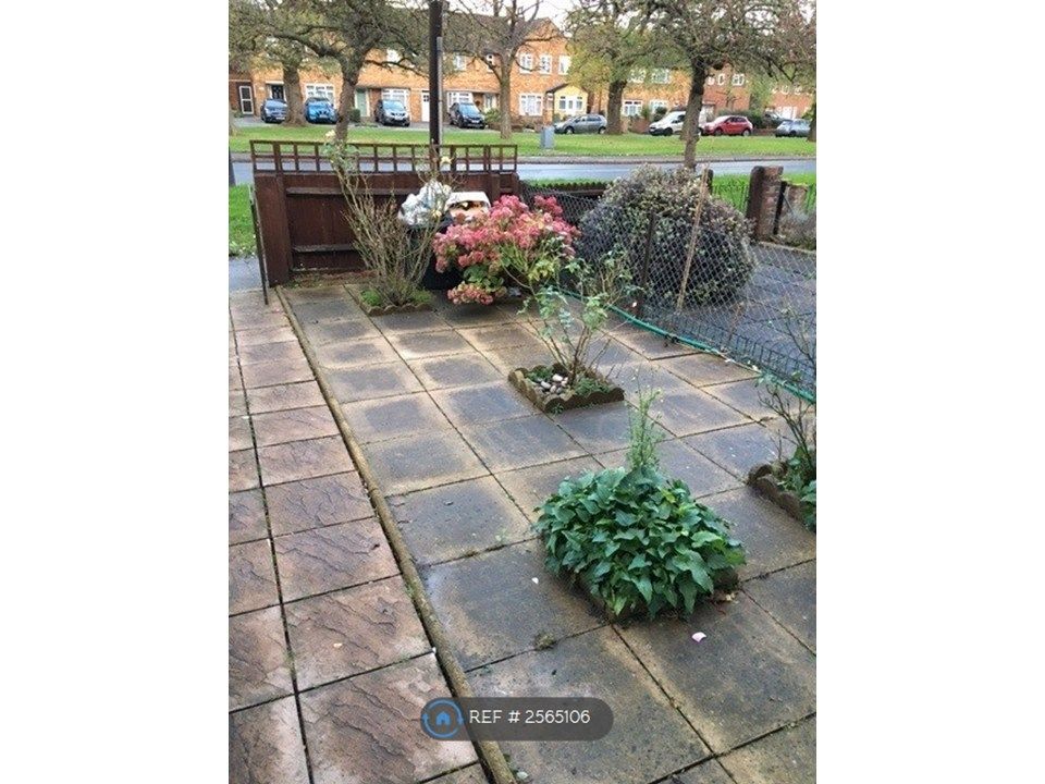 Property photo 1 of 17 Front Garden
