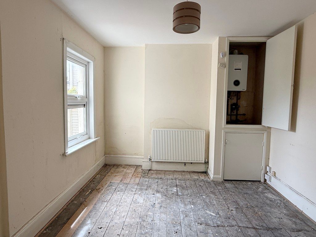 Property photo 3 of 6 Bedroom In Ground Floor Flat In Need Of Improvement