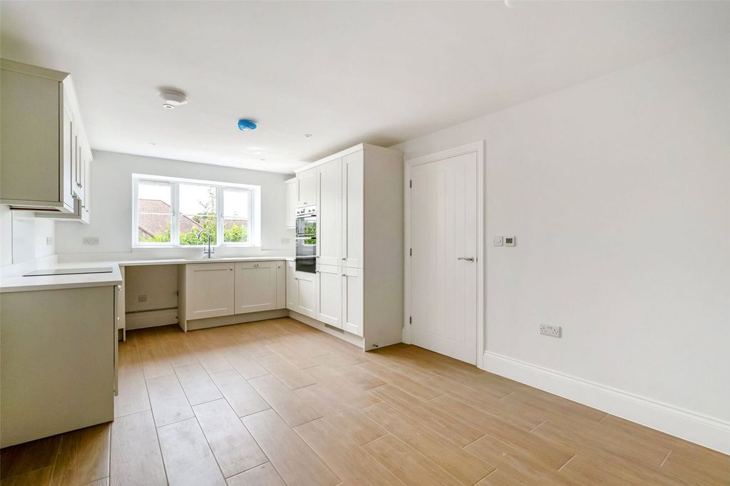 Property photo 2 of 11 Picture No. 12