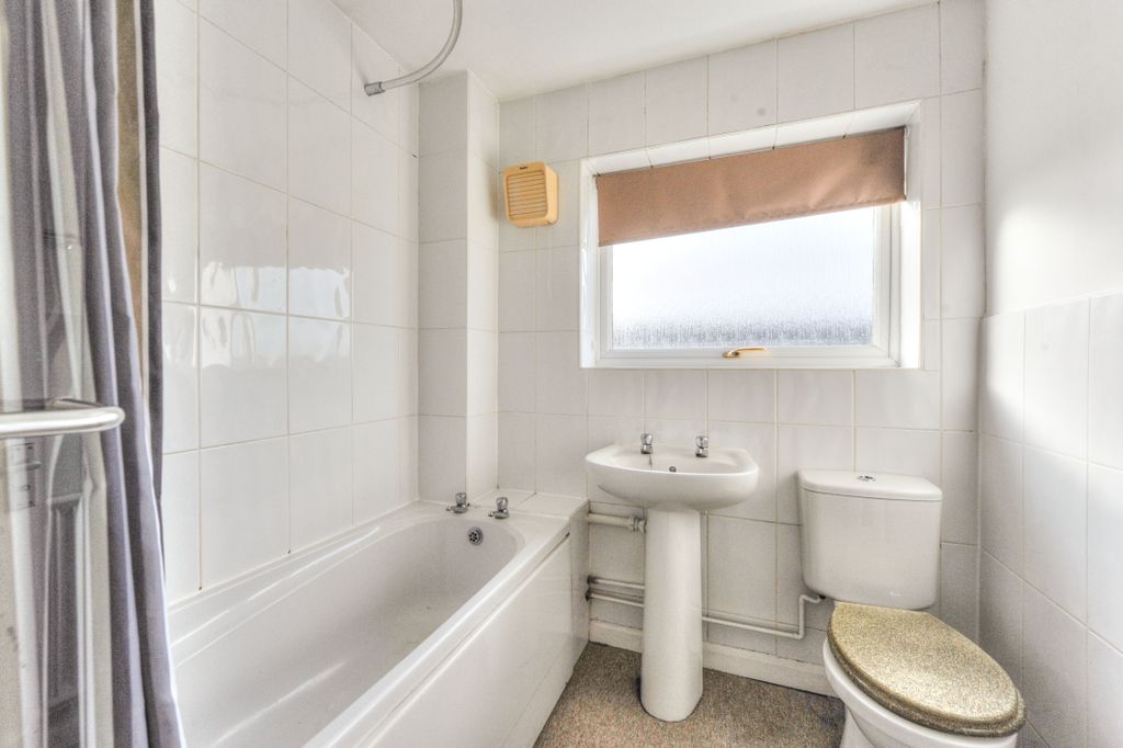 Property photo 3 of 9 Bathroom
