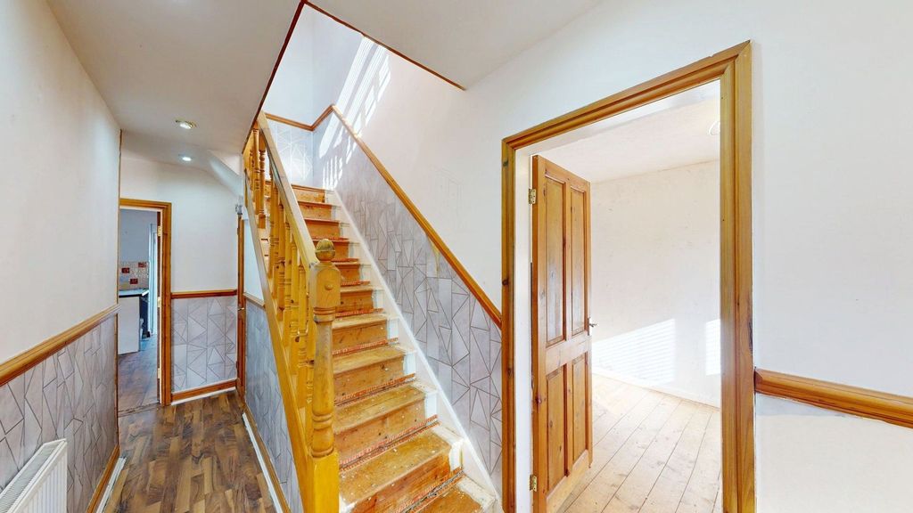 Property photo 2 of 18 Hallway