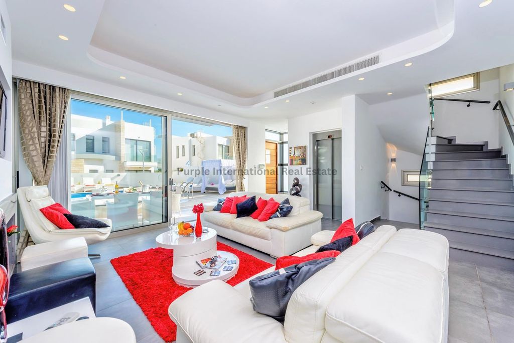 Property photo 2 of 31