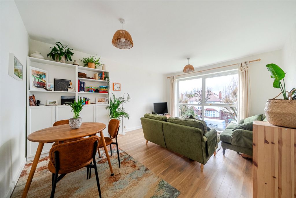 Property photo 2 of 13 Picture No. 11