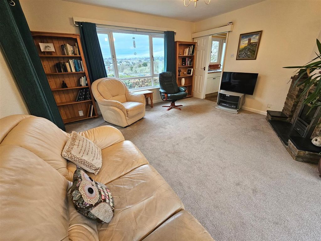 Property photo 2 of 23 Lounge.Jpg