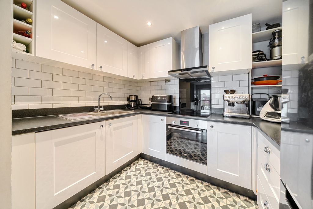 Property photo 3 of 18 Kitchen