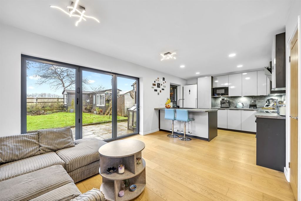 Property photo 2 of 23 Morning Side