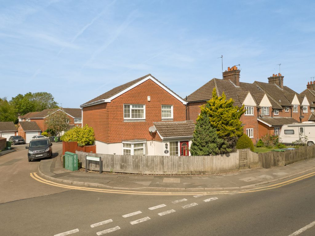 Property photo 1 of 22 Pheasant Close, Tring