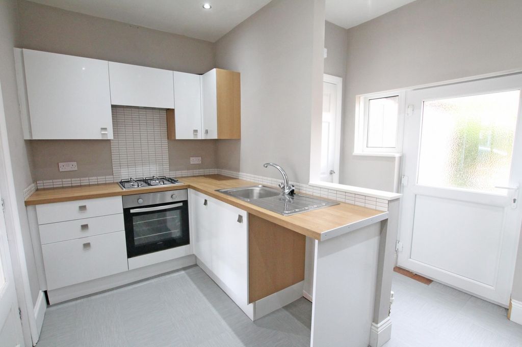 Property photo 1 of 11 Kitchen (Main)