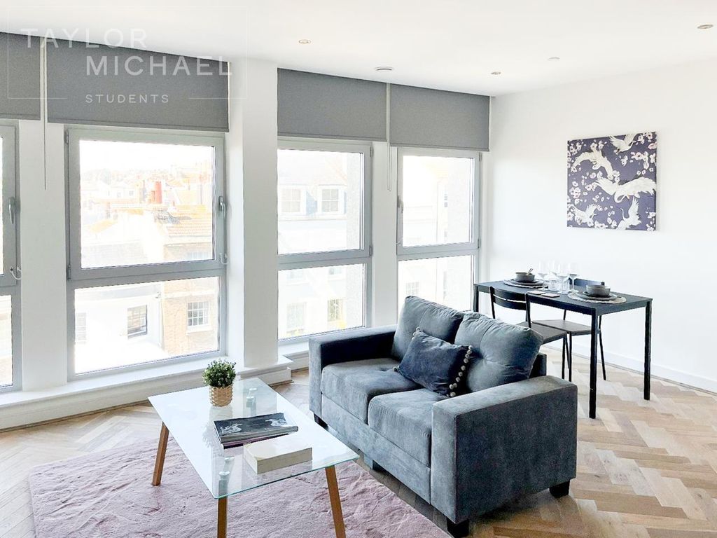 Property photo 3 of 8 Kitchen