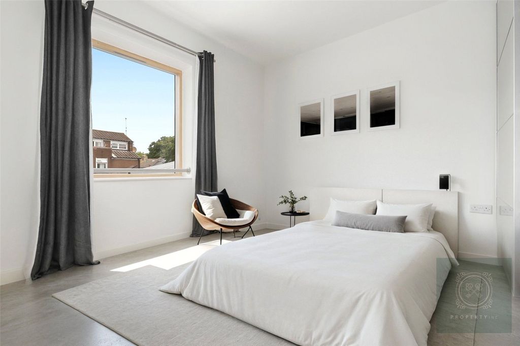 Property photo 3 of 14 Bedroom