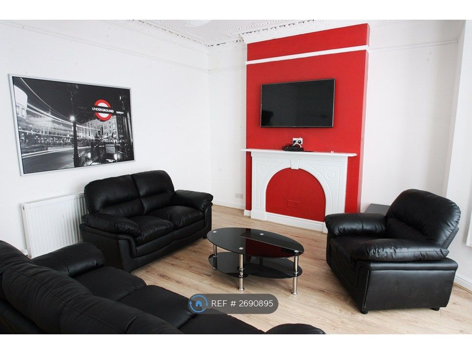 Property photo 3 of 7 Living Room